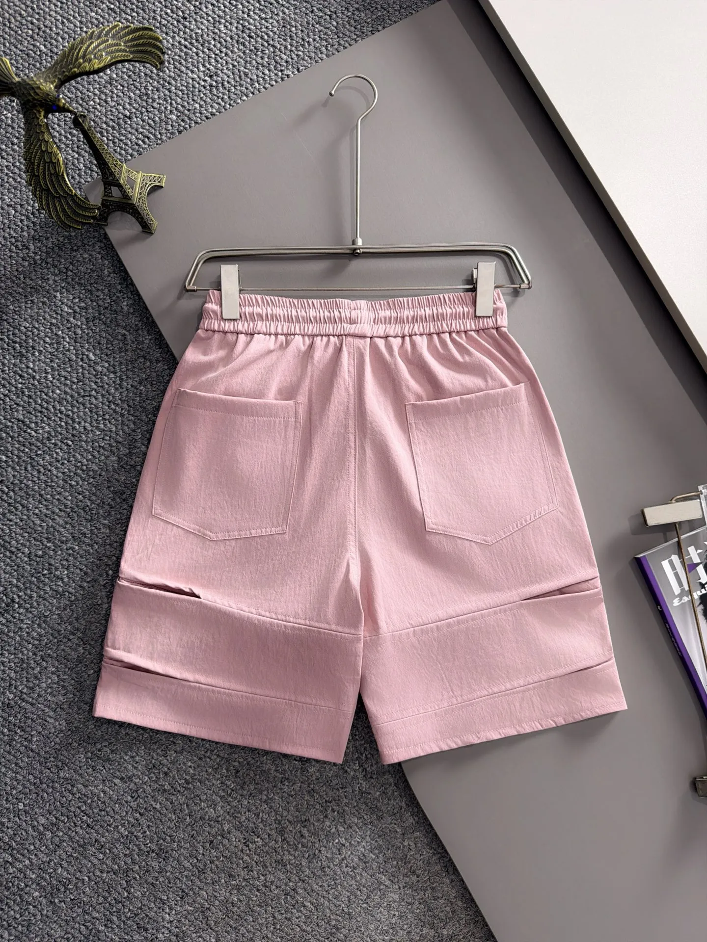 Burberry's 2026 spring and summer New Arrival elasticated casual shorts, made from counter-customized fabrics, Breathable, high comfort, impeccable details, brand element design concept, reflecting high quality. It feels delicate and soft! It presents a casual cut and the upper body shape is great! Sizes:S-2XL